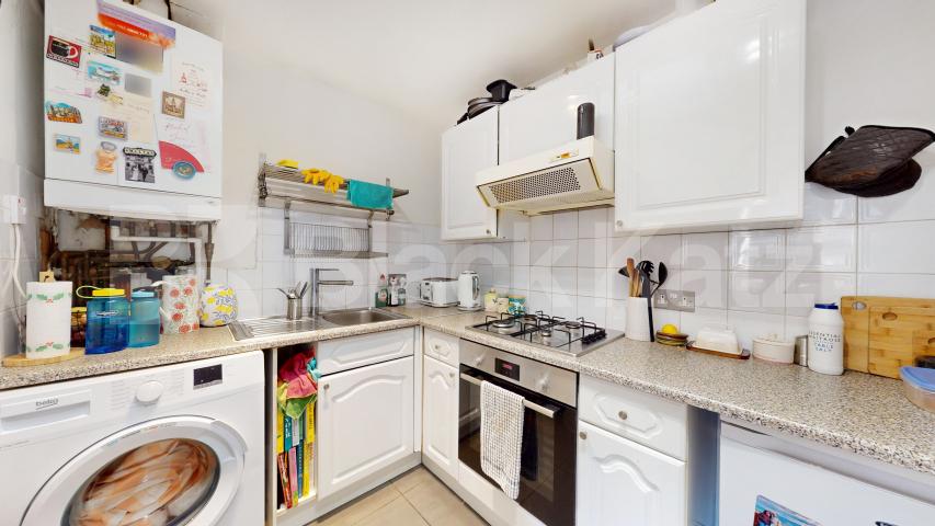 Lovely two bed set within a period house close to Tube & Shops Finchley Road, Finchley Road / Swiss Cottage